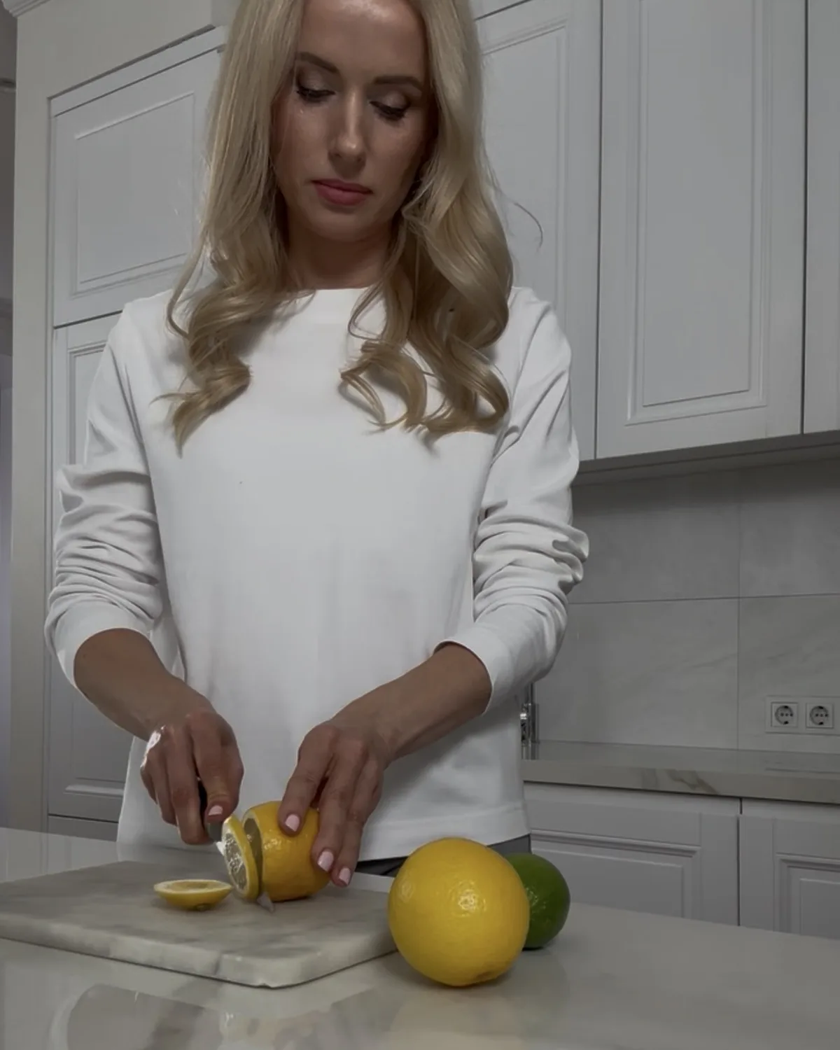 Svetlana Aleksejeva virtuvē griež citrusaugļus - ikdienas uztura paradumi